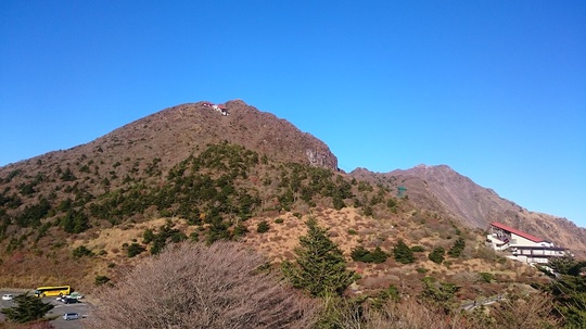 青は藍より出でて藍より青し
