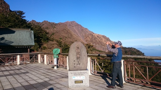 青は藍より出でて藍より青し