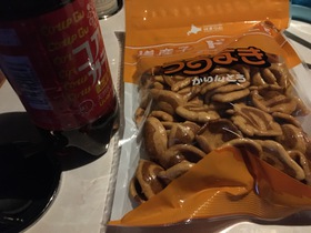 うずまきかりんとうを食べながら