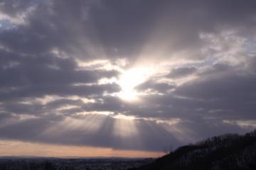 太陽の光の筋が写った