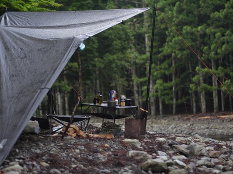 久々の川原で雨宿り野営