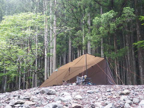 久々の川原で雨宿り野営