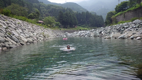 週末は川遊びでした