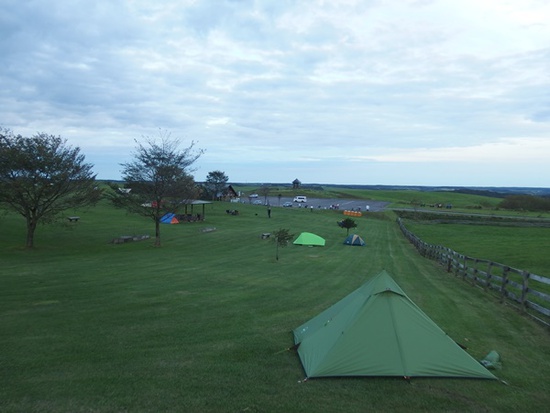 地平線が見える牧場のキャンプ場