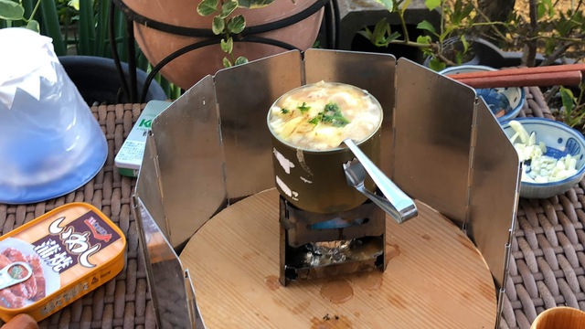 BE-PAL ステンレスMINI焚き火台 × 鯖の味噌煮缶 セリアの缶詰ハンドルを使ってみた。