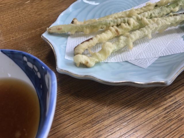キトピロ（行者ニンニク）の天ぷら。これも美味しいわ。