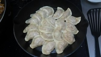餃子、スキレットで焼きました