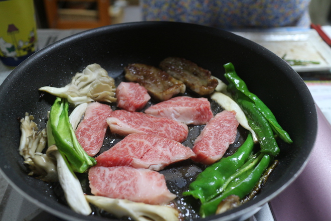 今夜は黒毛和牛のステーキを腹一杯食ってみよう