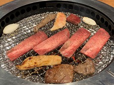 去年の暮以来の焼肉でトラジへ行って昼間からビール飲んできた