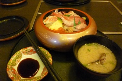 まると海鮮丼1800円(すし飯大盛り)