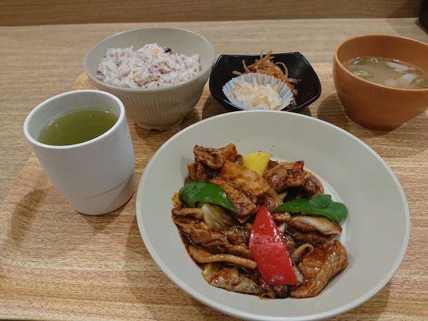 平日に伊丹空港に行って食堂オアシスでランチしてみた。