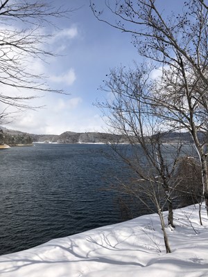 まだ雪ですか！？青木湖♪