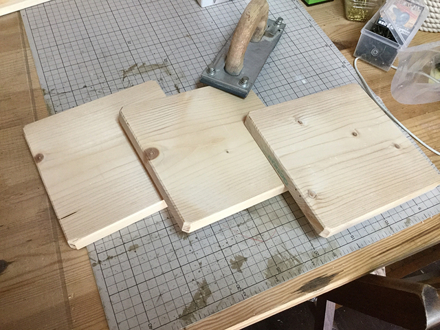 1×6材の端材とステインの残りで鍋敷きを作る