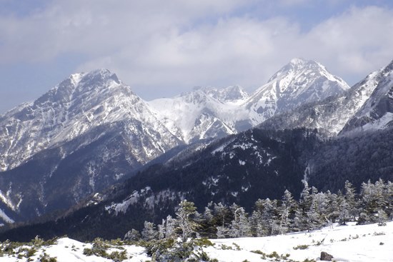 残雪と強風の編笠山