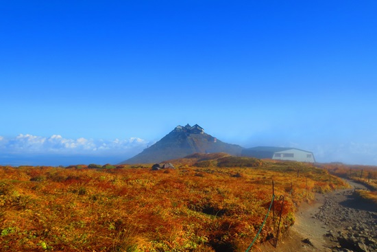 紅葉と綺麗な稜線の月山♪