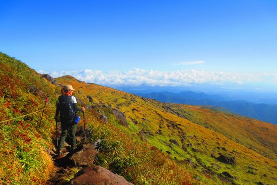 紅葉と綺麗な稜線の月山♪