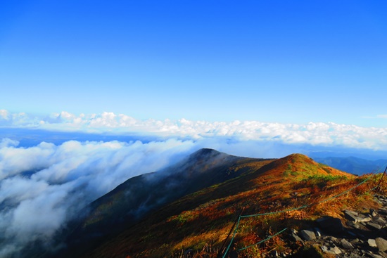 紅葉と綺麗な稜線の月山♪
