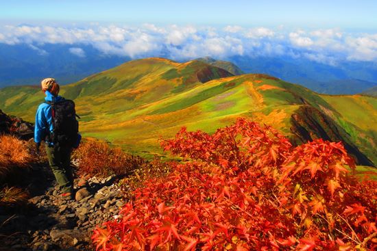紅葉と綺麗な稜線の月山♪