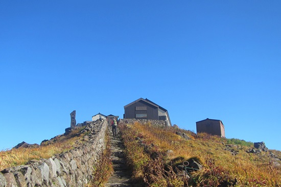 紅葉と綺麗な稜線の月山♪