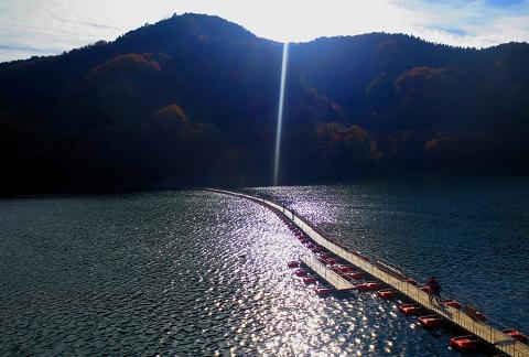 浮橋渡って三頭山♪