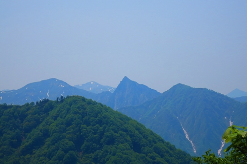 残雪のコントラスト♪　巻機山♪