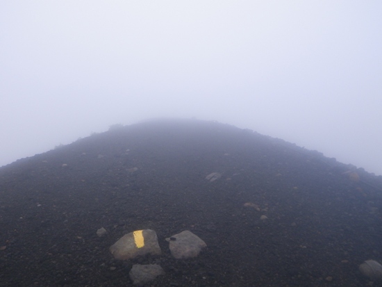 十勝岳　濃霧の活火山！