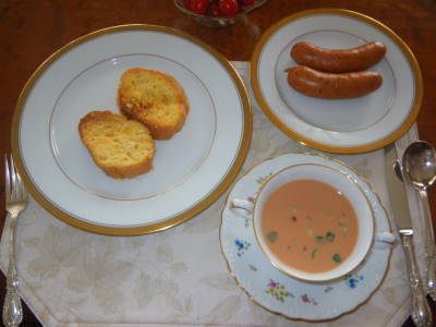 お昼はガスパチョとフレンチトースト