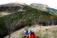 秋の縦走　三嶺～剣山　三嶺を後にして・・・。　