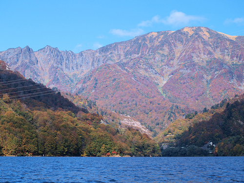 湖上の景色に誘われて 紅葉の田子倉湖