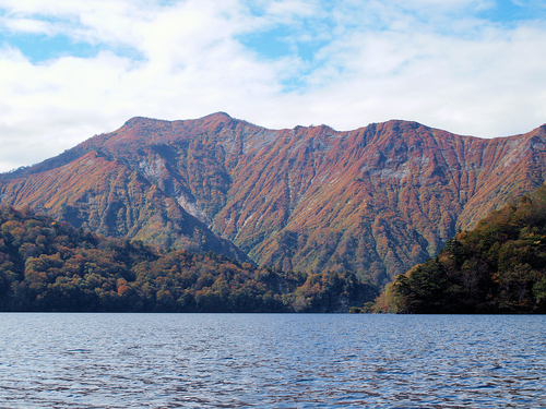 湖上の景色に誘われて 紅葉の田子倉湖