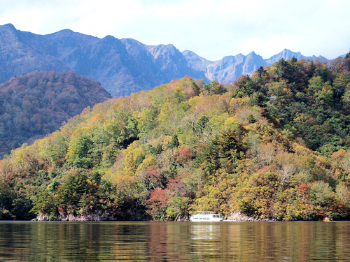 湖上の景色に誘われて 紅葉の田子倉湖