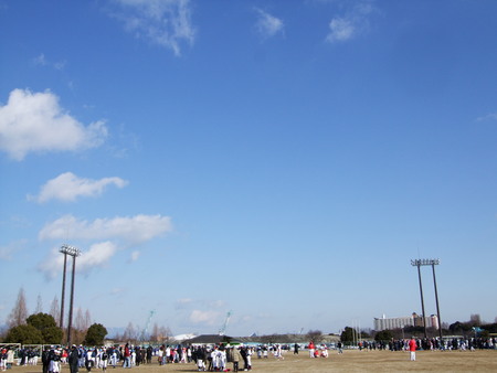 晴天のびわ湖岸で駅伝