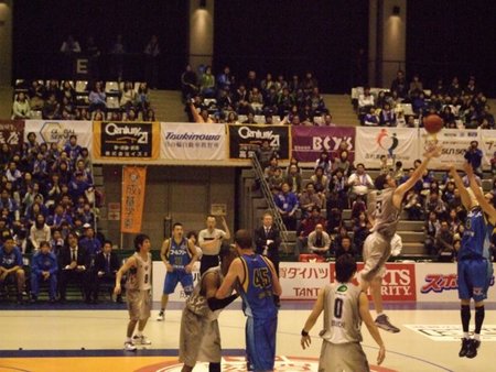 レイクス、首位琉球に先勝