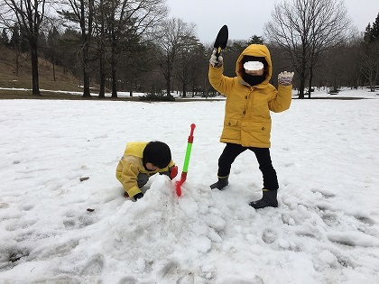 シーズン最後の子供と雪遊び