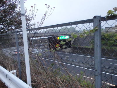RUNING　の練習は高速道路の側道が　　いいみたい。。
