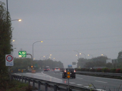 RUNING　の練習は高速道路の側道が　　いいみたい。。