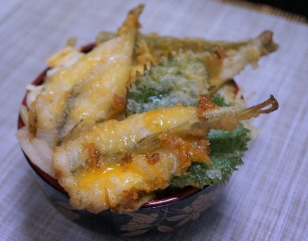 アツアツのキスの天ぷらを天つゆに浸けて食べる