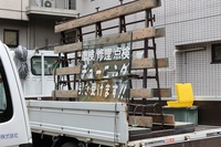 お店のドアのガラス割れる