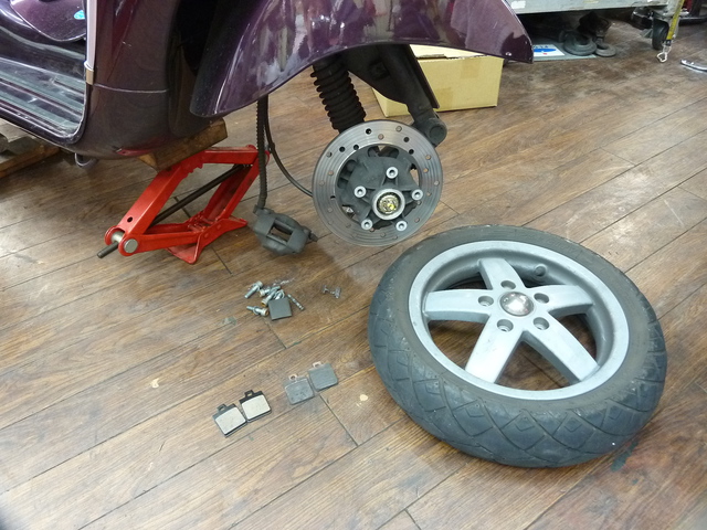 ベスパＬＸ125　タイヤ交換　ブレーキメンテナンス
