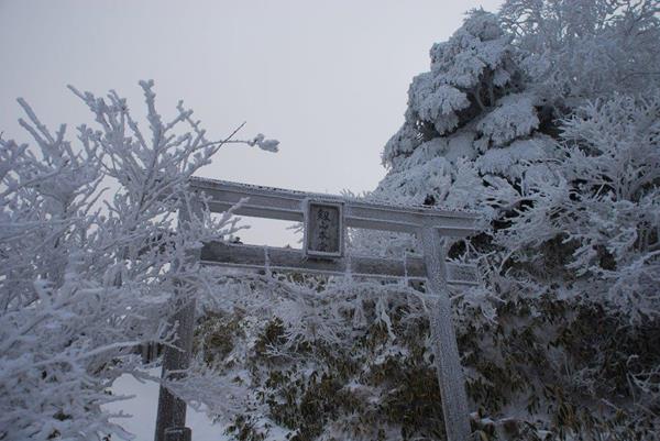新雪の剣山