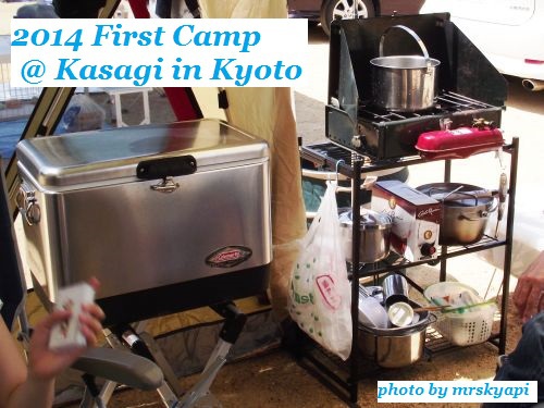 キャンプ場の朝、自慢のキッチンにほくそ笑む