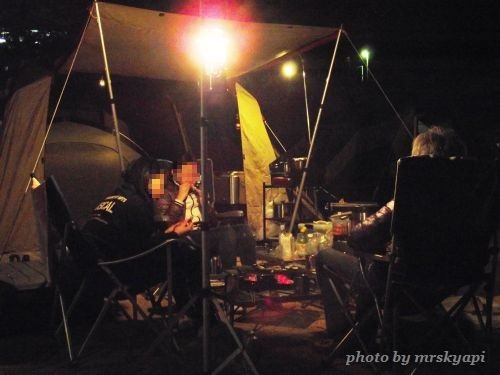 駅近キャンプ場の夜