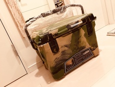 ICELAND COOLER BOX 20QT 買いました。