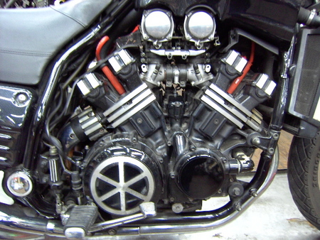 Ｖ－ＭＡＸ、エンジンオイル漏れ修理