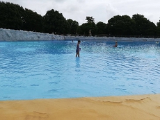 ちょっと曇っていますが、加須はなさき公園プールへ。 2017/08/06 21:49:28