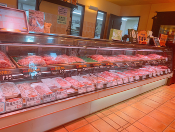 キャンプの前の買い出しはお肉屋さんに寄るお約束