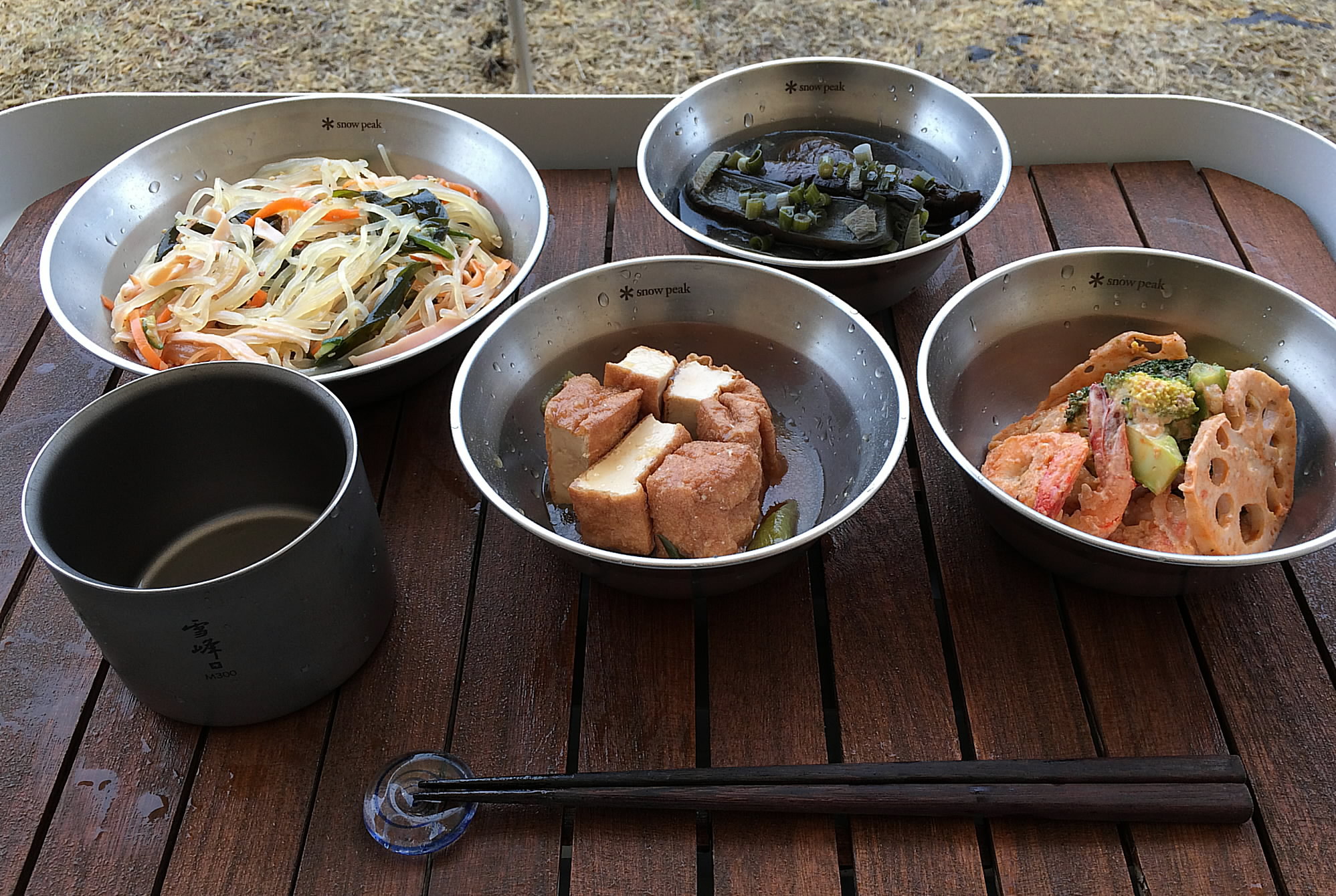 （画像：左から時計回りに)「春雨サラダ」、「茄子の煮びたし」、「エビマヨ野菜炒め」、「厚揚げの煮物」の四品。