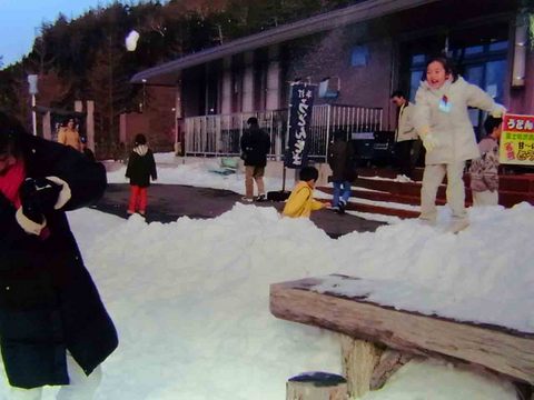 富士山五合目にて・・　雪合戦♪