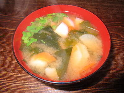 朝の味噌汁(カイワレ大根・カマボコ)
