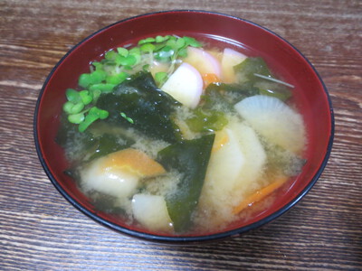 朝の味噌汁(カイワレ大根・カマボコ)